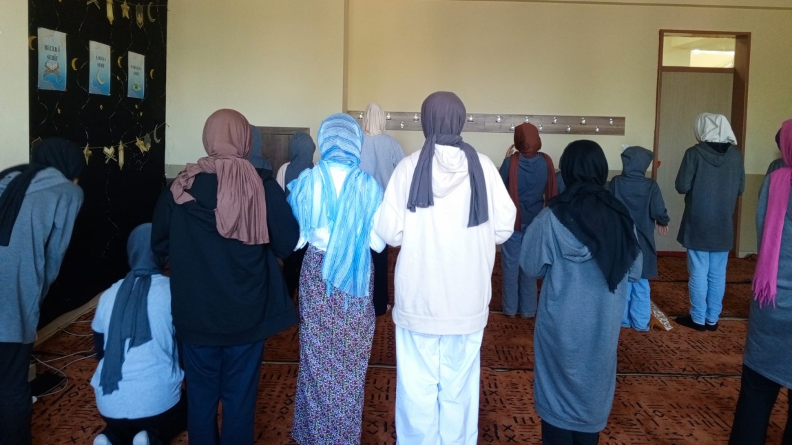 Hanım Öğrencilerimiz ve Velilerimizle Her Cuma Namaz ve Dualarla Buluşuyoruz.